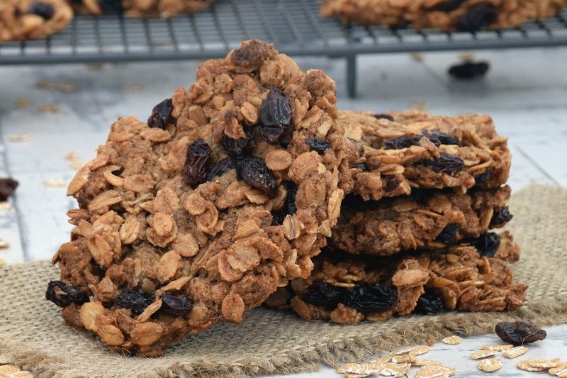 crunchy spelt raisin cookies [vegan]