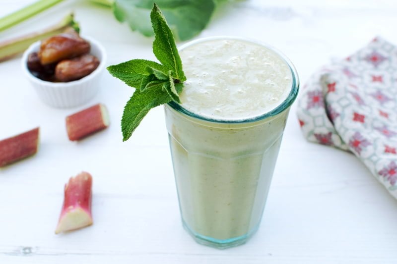 rhubarb banana smoothie [vegan]
