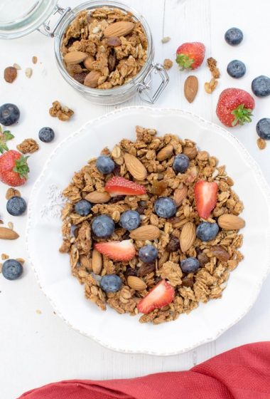 Almond & Vanilla Spelt Granola [vegan] [low sugar] by The Flexitarian