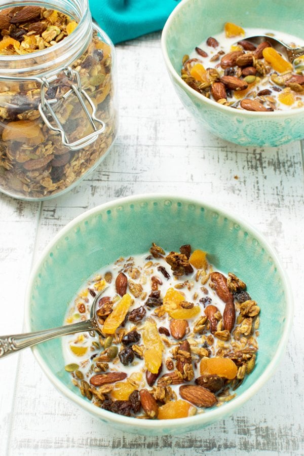 apricot & almond granola [vegetarian]