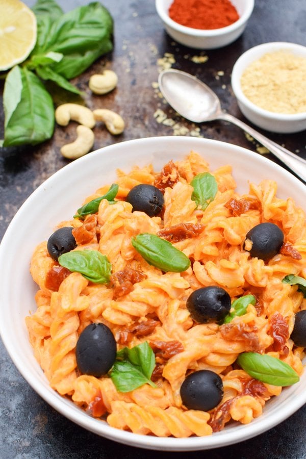 pasta with creamy red pepper cashew sauce [vegan]