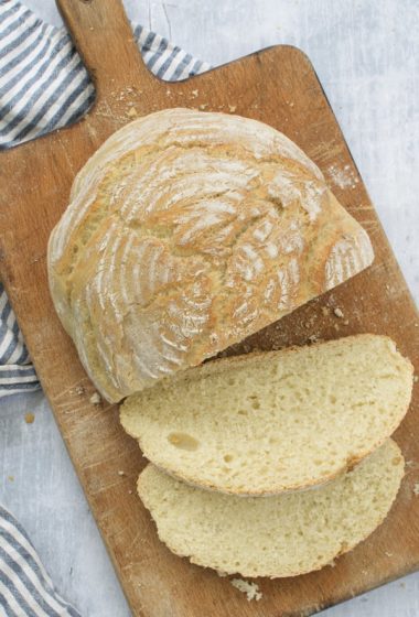 Easy White Loaf Sliced 2020 &copy; Annabelle Randles The Flexitarian Le Flexitarien
