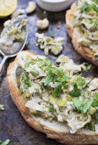 Creamy Leeks on Toast [vegan] &copy; The Flexitarian