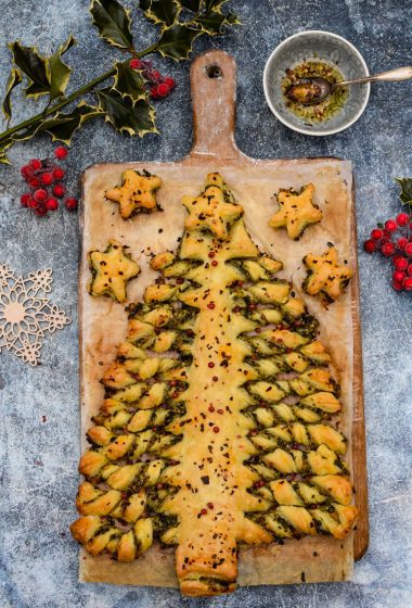 Pull-apart Christmas Tree with Spinach and Artichoke Filling [vegan] | The Flexitarian